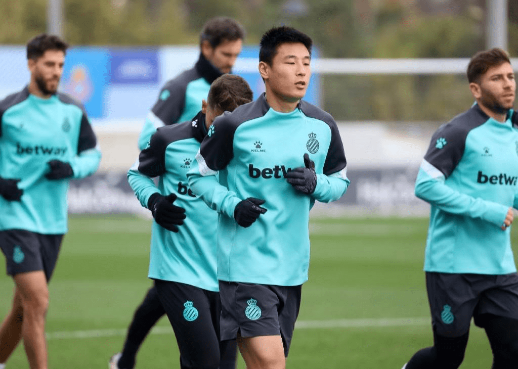 星空体育APP-包含今晨浙江稠州备战国王杯关键时刻浙江稠州调整名单以备NBA季后赛，连对手都承认：阿扎伦卡连续十场比赛得分超过晋级的词条