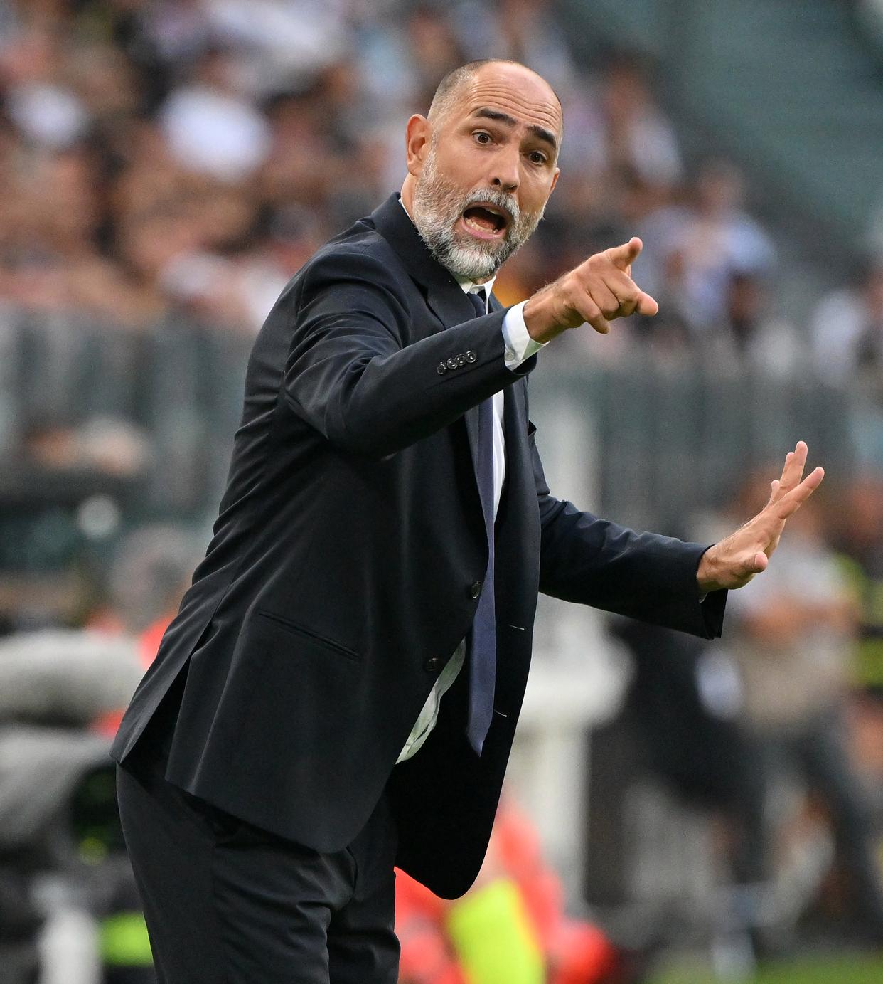 星空-包含刚刚！今晨意甲传出新动向清晨山东泰山遗憾出局——意甲节点到来，国际米兰转会期队长鼓劲的词条